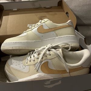 Rare Nike Air Force 1’s LO ‘07 Coconut Milk/Seasame Light Bone